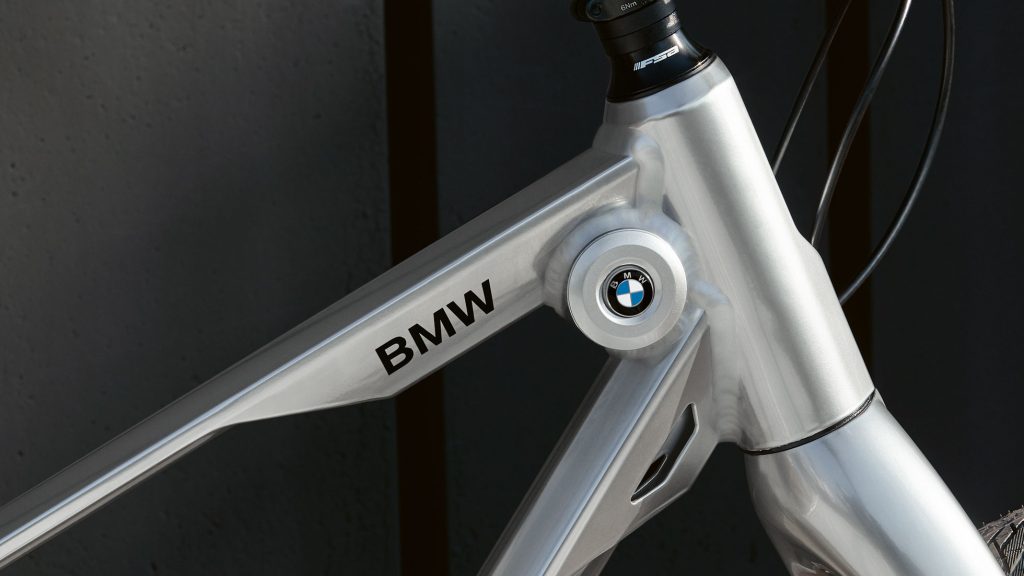 دوچرخه شهری BMW مدل CRUISE سایز 28 رنگ نقره ای براق سایز MEDIUM